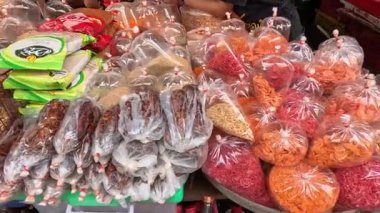 Bir markette çeşitli kurutulmuş yiyecekler sergileniyor.