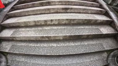 Bir Shinto türbesine giden taş basamaklarda ilerleme