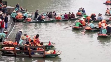 Turistler nehirde tekne gezintilerinden hoşlanırlar.