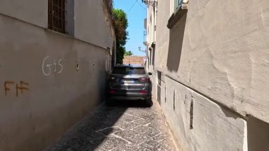 Araçlar Sorrento 'da dar bir sokakta geziniyor.