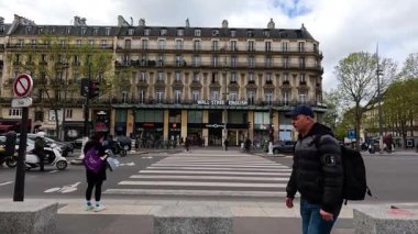 Paris yaya geçidinde yayalar ve araçlar