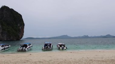 Tekneler Krabi sahilindeki kayalık adanın yakınına yanaştı.