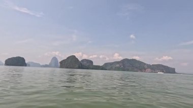 Tekne sakin denizi aşıp uzak adalara gidiyor.