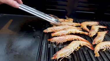 Karidesler ızgarada kızartılıyor.