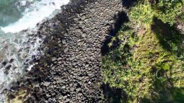 Dalgalar kayalık Fingal Head sahiline çarpıyor.