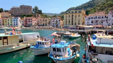 Renkli bir Sorrento rıhtımına yanaştık.