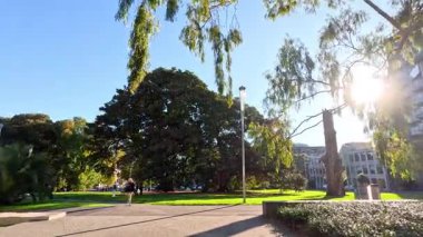 İnsanlar Melbourne 'da güneşli bir günün tadını çıkarıyor.