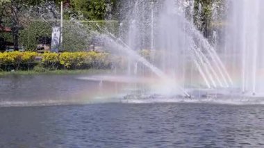 Bangkok Parkı 'nda gökkuşaklı bir çeşme