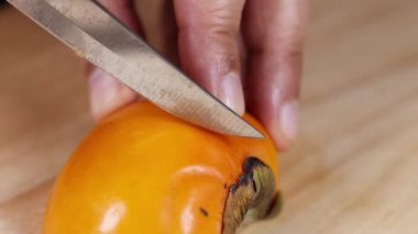 Bıçakla dilimlenen bir hurma.