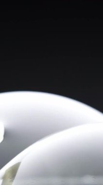 Sabun köpükleri değişen ışık altında beyazdan canlı renklere geçiş yapar, dinamik yansımaları ve dokuları gösterir