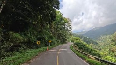 Bereketli dağlık bir arazide seyahat ediyor.