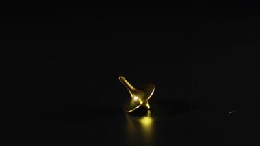 Dönen bir kapakla el etkileşimi