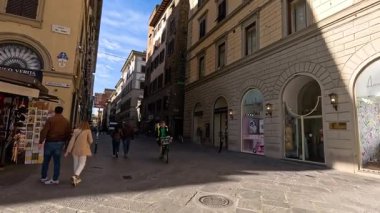 Floransa caddesinde insanlar yürüyor ve bisiklete biniyor