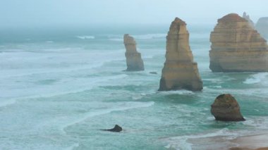 Avustralya 'nın manzaralı kıyı şeridi boyunca ikonik kaya oluşumları