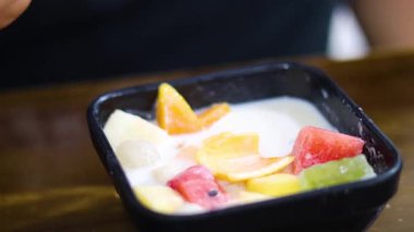 Renkli meyve tatlısı hazırlandı ve beğenildi.