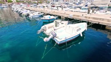 Monte Carlo limanına bir tekne yanaştı.