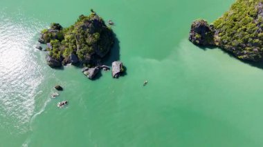İnsansız hava aracı görüntüleri Phang Nga Körfezi, Tayland 'daki yemyeşil adaları ve turkuaz suları yakalıyor, doğal güzellik ve sükuneti vurguluyor.