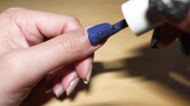 Tırnağa mavi oje sürme sırası