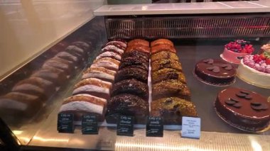 Paris 'teki bir pastanede çeşitli hamur işleri ve kekler.