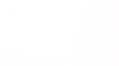 Kuru üzümler bir yığın üzerine dökülür. Makro yakın plan, beyaz arkaplan üzerinde dokuları ve hareketleri gösterir.