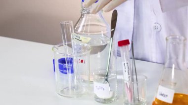 Bilim adamı laboratuvarda bromotimol mavi deneyi yürütüyor.