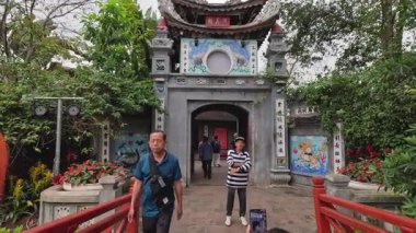 Ziyaretçiler Vietnam 'daki köprüyü ve tapınağı keşfediyorlar