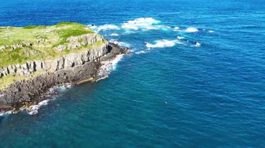 Dalgalar altıgen kaya oluşumlarına çarpar