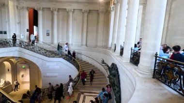 Yükselen ve alçalan büyük merdivenler