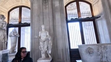 Ziyaretçiler Paris müzesindeki antik heykellere hayran.