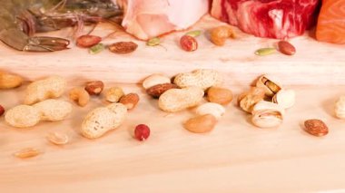 Etler, fındıklar ve süt ürünleri çeşitliliği