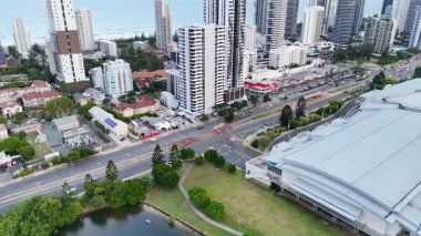 Broadbeach, Queensland 'de şehir manzarası ve su yolları