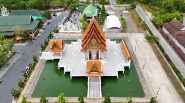 İnsansız hava aracı görüntüleri Phuket 'teki dingin bir Budist tapınağını yakalıyor. Mimarisini ve çevresindeki yeşillikleri gün ışığında gösteriyor.