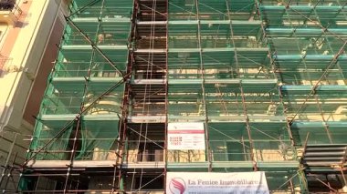 Bir binanın iskelesi ve inşaatı.