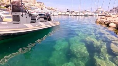 Tekne Monte Carlo 'nun berrak sularına yanaşıyor.