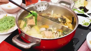 Taze malzemelerle güveç hazırlıyorum ve tadını çıkarıyorum.