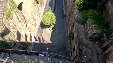 Binaları ve yeşillikleri olan pitoresk bir cadde.