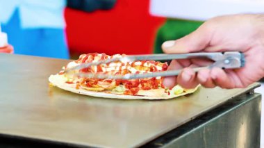 Satıcı Rama 9 Park pazarında kebap yapıyor.