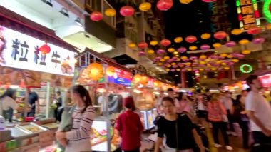 Renkli fenerler ve işaretlerle hareketli pazar