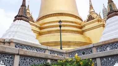 Açık mavi gökyüzünün altındaki altın pagoda