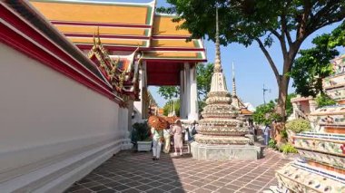 Turistler süslü pagoda ve tapınak mimarisine hayrandır.