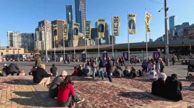 İstasyonun yanında bayraklar sallanan kalabalık