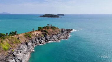 İnsansız hava aracı görüntüleri Phuket, Tayland 'daki Promthep Burnu' nun çarpıcı sahil şeridini çekiyor. Canlı turkuaz suları ve engebeli uçurumları gösteriyor.