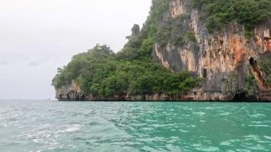 Krabi yakınlarındaki verimli kayalıklar ve turkuaz suları.