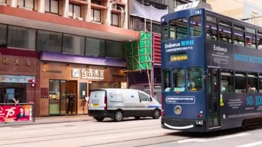 Tramvay Hong Kong sokaklarında dolanıyor.