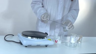 Bir laboratuvar ortamında sodyum asetat kristalizasyonu gösteriliyor