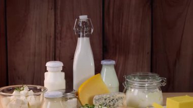 Ahşap arka planda çeşitli süt ürünleri gösteriliyor
