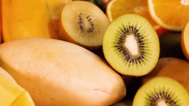 Beyaz arkaplanda gösterilen çeşitli meyveler