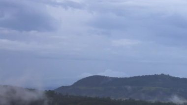 Bulutlar ve sis dingin dağların üzerinde yuvarlanıyor