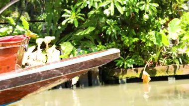 Turistler Bangkok 'ta manzaralı bir tekne turunun keyfini çıkarıyorlar