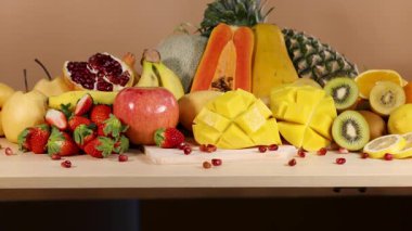 Çeşitli taze meyvelerden oluşan canlı bir karışım.